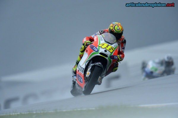 Rossi gana bajo la lluvia y recupera el liderato